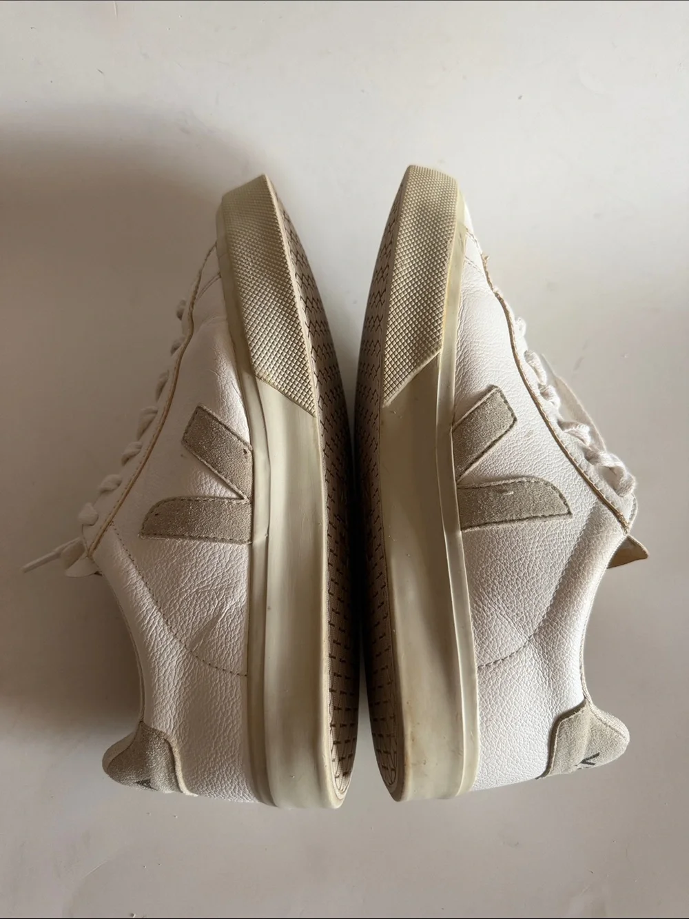 Veja Womens Campo White/Natural Suede Lace-up Sneaker size 8